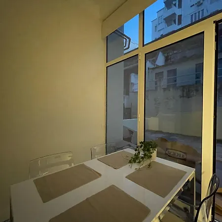 Отель Charming Double With Workspace On Lisbon's Iconic Street