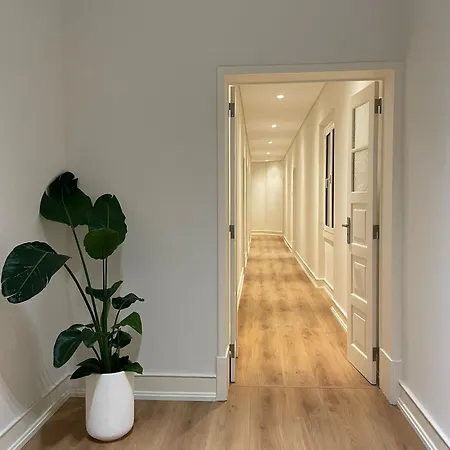 Charming Double With Workspace On Lisbon's Iconic Street Отель